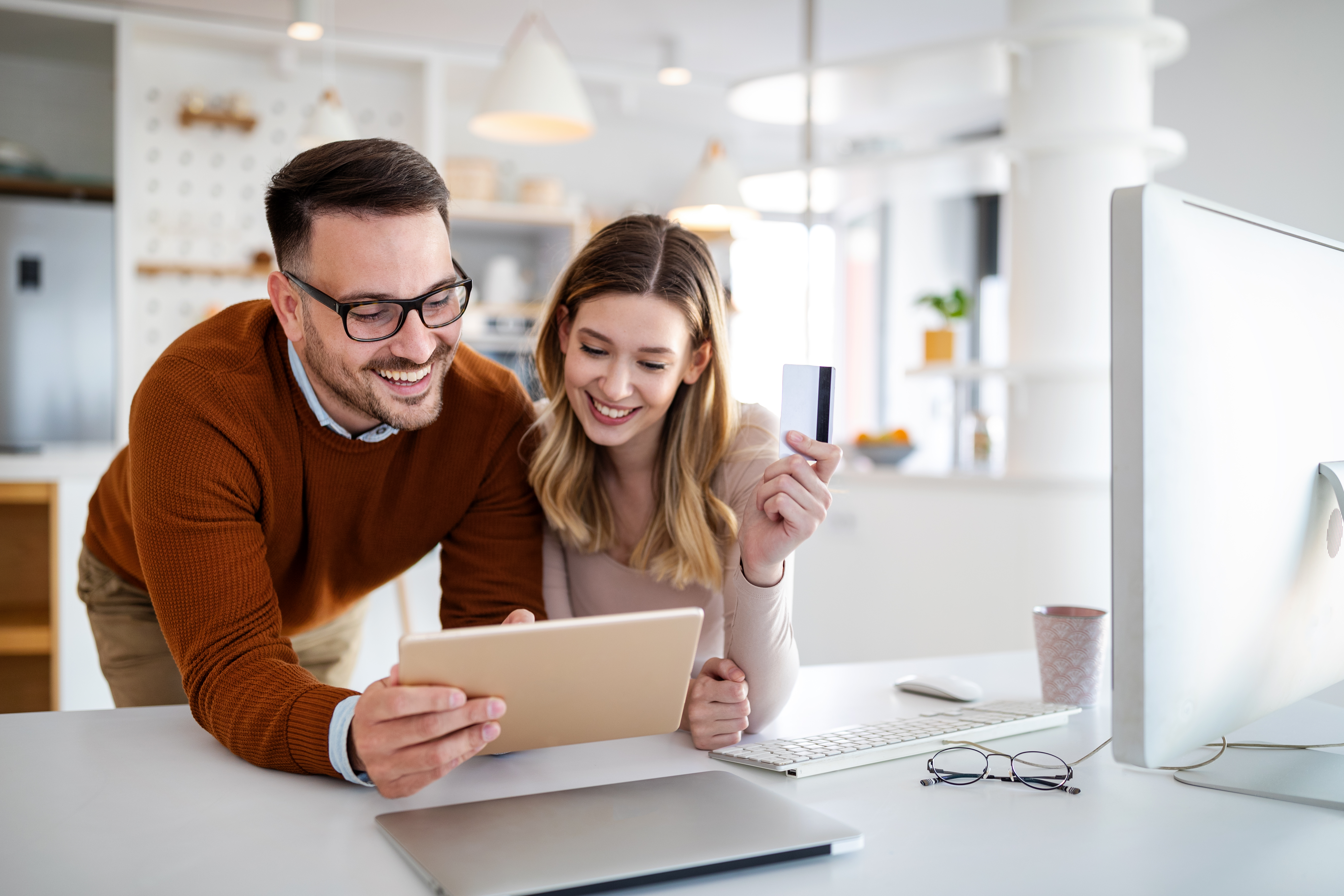 portrait-of-a-cheerful-couple-shopping-online-tech-3Q59WVB portrait-of-a-cheerful-couple-shopping-online-tech-3Q59WVB